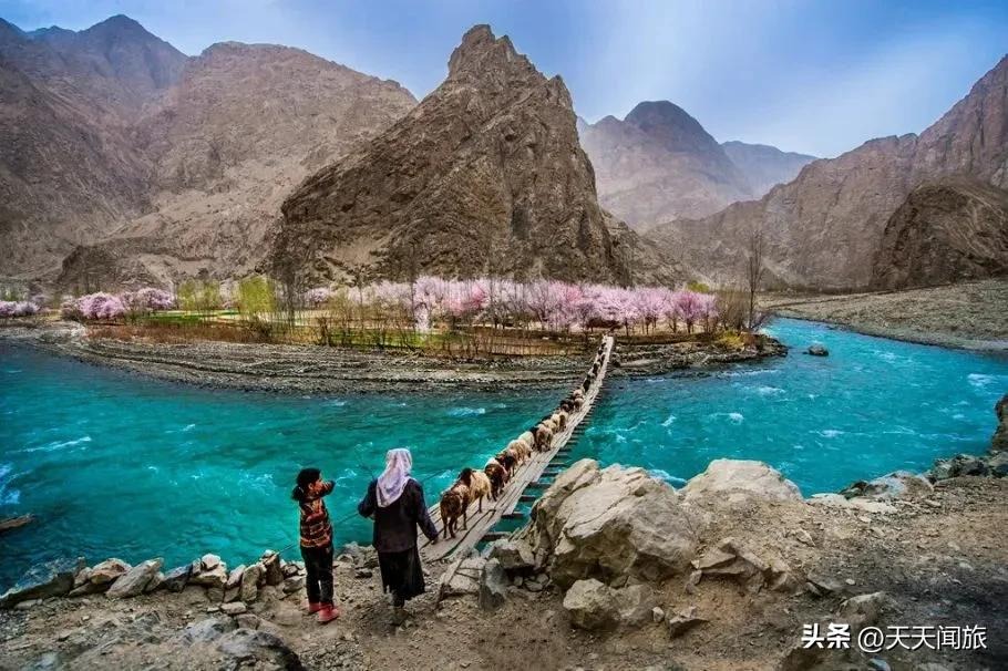 新疆旅游注意事项（民俗 + 安全 + 装备）